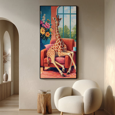 Très grand art mural imprimé sur toile - Girafe fantaisiste assise dans un fauteuil entouré de fleurs aux couleurs vives dans une scène intérieure colorée pour le salon ou la chambre à coucher - «Assemblage requis du cadre (cadre non fini)»
