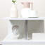 Table d'appoint blanche en forme de S, côté moderne de 20 po avec rangement et tablette tendance, option de décoration polyvalente