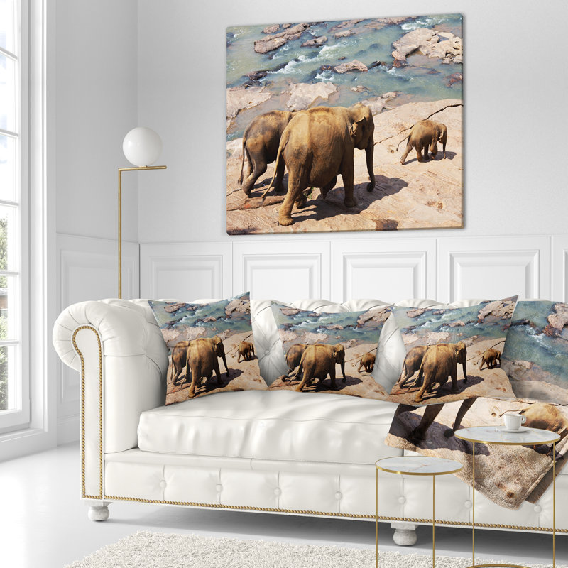 Parade des éléphants du pays - Coussin imprimé animal, 18 po x 18 po, Coussin décoratif