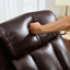 Causeuse inclinable manuelle en similicuir de 67,32 po de largeur avec porte-gobelets doubles et console centrale-111424821