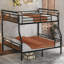 Lit superposé Beckett en métal, format double XL au-dessus d'un lit queen, avec barrières de sécurité pour adolescents-134087704