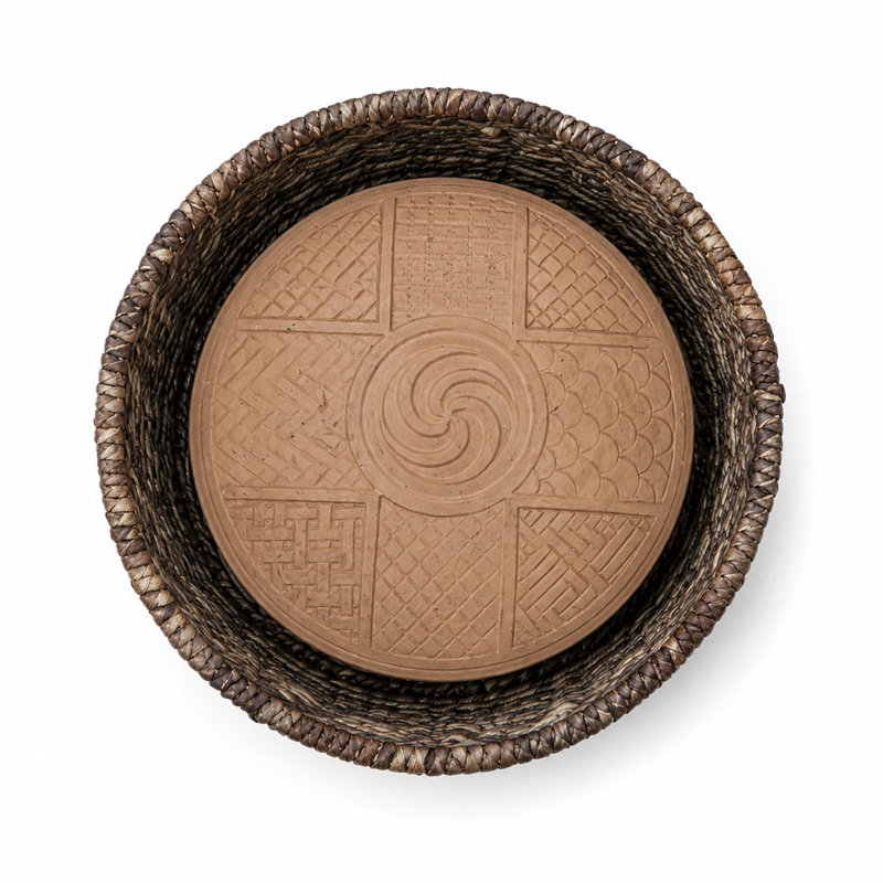 Panier chauffe-pain Éange en abaca tressé à la main avec pierre chauffante en terre cuite, motifs artisanaux, rond, marron