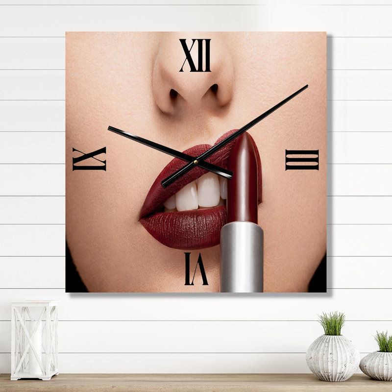 Femme appliquant du rouge à lèvres sur les lèvres - horloge murale moderne, Grand