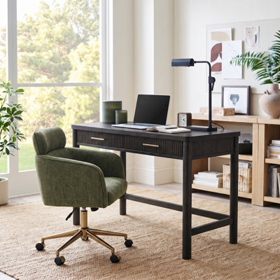 Bureau moderne en bois massif cannelé avec station de charge et 2 tiroirs Olivine