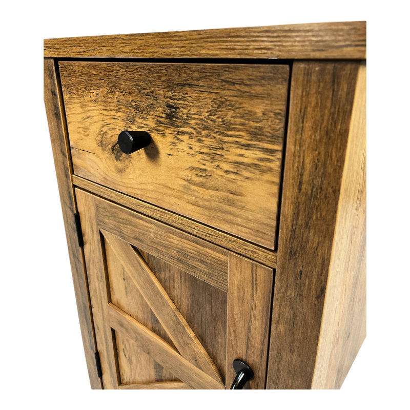Table de chevet brun antique, avec options de chargement, tiroir spacieux et porte de grange pour la fonction de table de bout de la chambre à coucher. Vaste espace de rangement et de porte. Panneau de particules. Processus d'assemblage facile à nettoyer