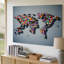 Toile, une carte du monde colorée et dynamique composée de différents drapeaux d'art mural national-840044501