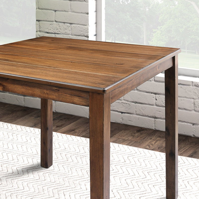 Table carrée en noyer et 4 chaises à dossier en lattes dans une salle à manger de 5 pièces, Transition Honor, bois d'hévéa massif pour une pièce de 5 pièces, élégance, chaises,