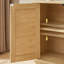 Armoire à rayures verticales en bois avec portes en rotin