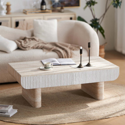 Table basse moderne Mid-Century avec plateau en faux marbre et tiroir cannelé, parfaite pour les petits espaces et les salons élégants