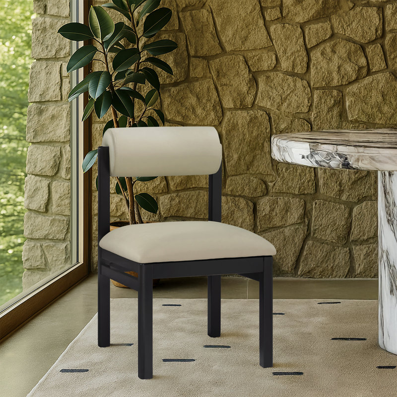 Chaise rembourrée en cuir Frakes Vegan, Cuir taupe végétalien, Teinte noire