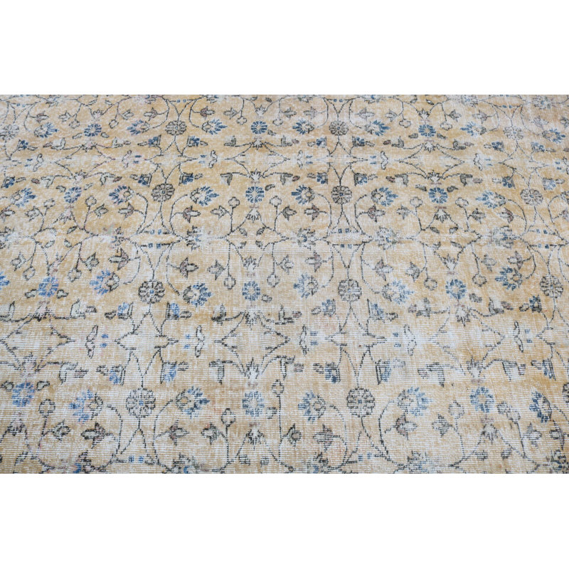 Tapis turc rétro: grand revêtement de sol pour espaces de vie avec éléments antiques