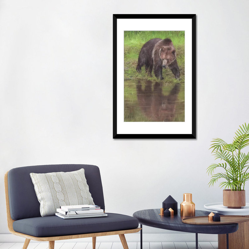 «Grizzly Bear at Water's Edge», impression sur toile, H 32 po x l 24 po x P 1 po, Papier d'art encadré noir, Blanc
