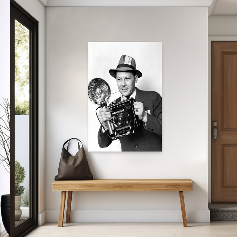 1930s 1940S 1950S Photographe de presse tenant une caméra graphique avec éclair et ampoule Flash, rétro, rétro, rétro, art mural urbain