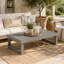 Table basse rustique en bois avec lattes et pieds de traîneau pour les rassemblements extérieurs-410292748
