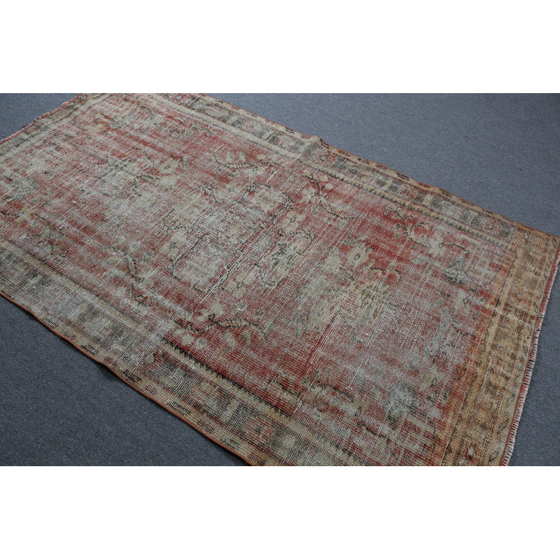 Tapis turc rétro idéal pour les espaces de salon avec un motif rouge traditionnel