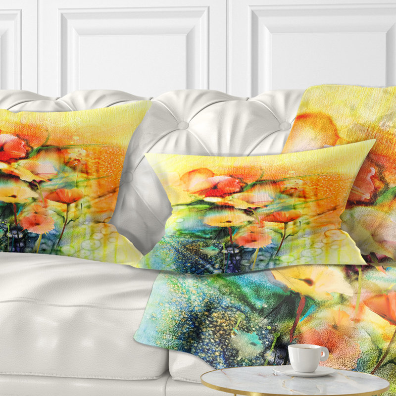Coussin décoratif imprimé de fleurs aquarelles colorées sur fond jaune