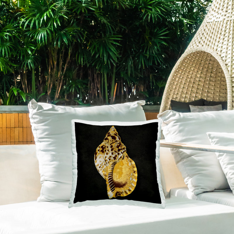 Coussin décoratif doré sur fond noir par Caroline Kelly