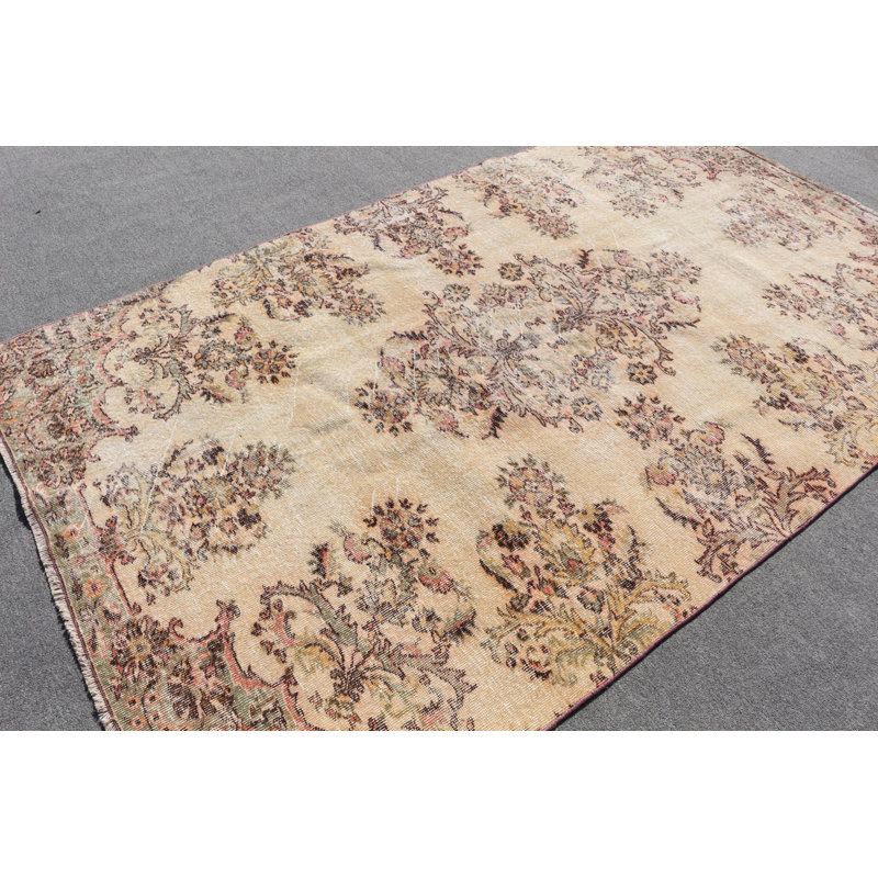 Grand tapis turc beige à motif floral idéal pour rehausser le décor de votre salon bohémien