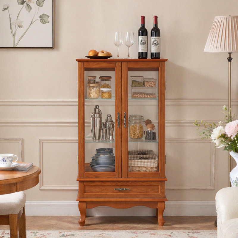Vitrine lumineuse en verre avec tablettes réglables, deux portes et un tiroir pour la décoration et le rangement, idéale pour mettre en valeur des trésors