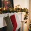 Guirlande de Noël artificielle à DEL 9 pi avec pommes de pin et baies, vert