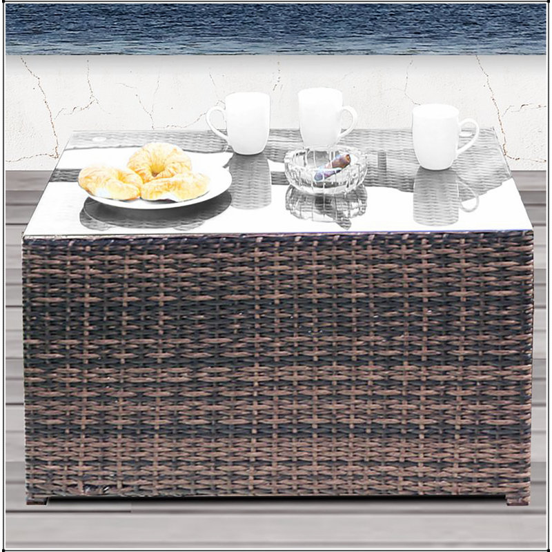 Table basse entièrement assemblée avec plateau rectangulaire en verre avec base en osier et en rotin, parfaite pour un décor moderne et naturel.