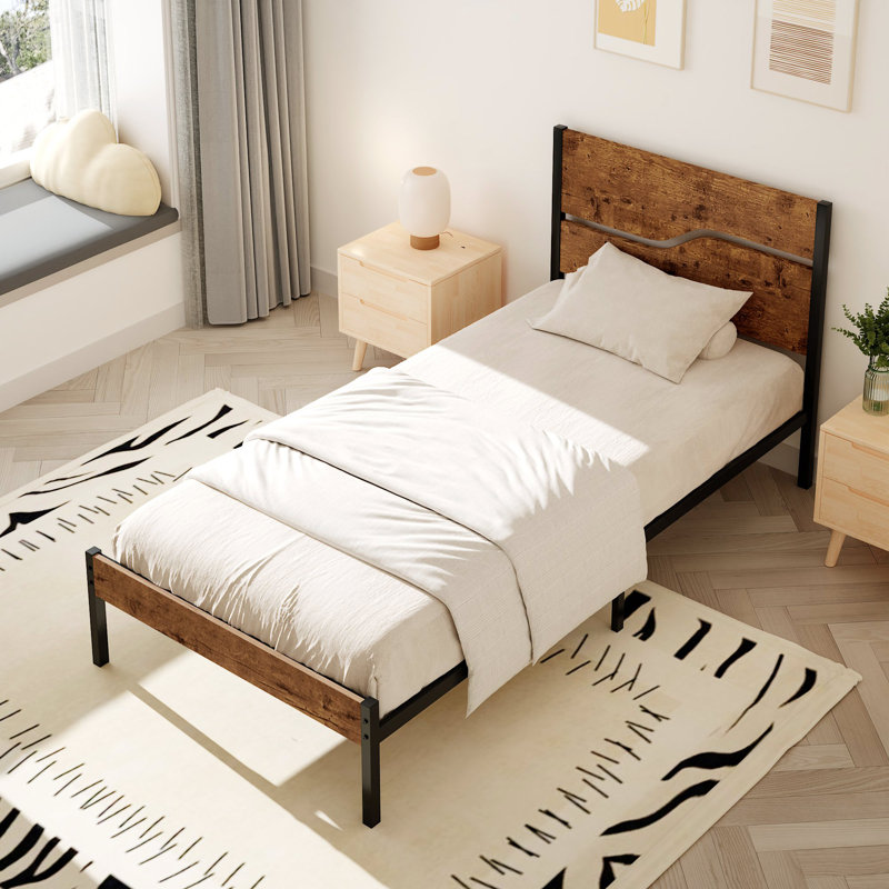 Structure de lit simple Kempst avec tête et pied de lit en bois, lit plateforme rustique brun avec rangement sous le lit, sommier à lattes robustes, aucun sommier requis, silencieux, assemblage facile