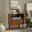Table de chevet moderne Mid Century avec station de charge, 1 tiroir + tablette ouverte, noyer