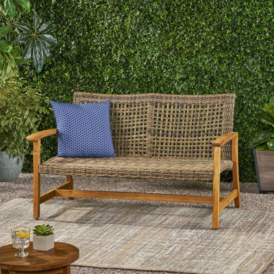 Avec structure en bois stable et détails en fer pour un extérieur serein