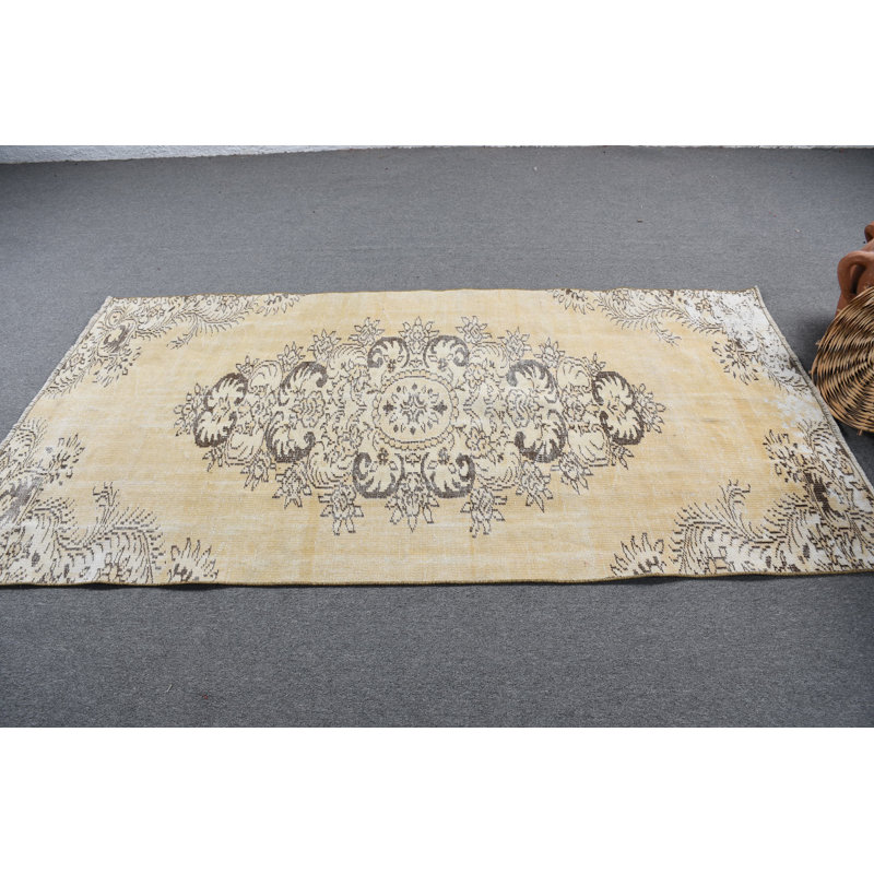 Tapis turc rétro dans des tons jaunes avec des motifs floraux complexes pour une décoration intérieure élégante et une couverture de 4 x 8 pi