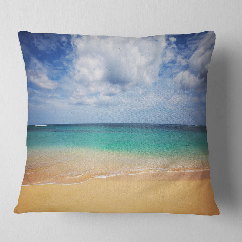 Coussin Beach Bright Seashore avec nuages lourds, 16 po x 16 po, Carré