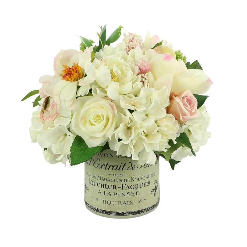 Arrangement floral avec hortensias, pivoines et roses