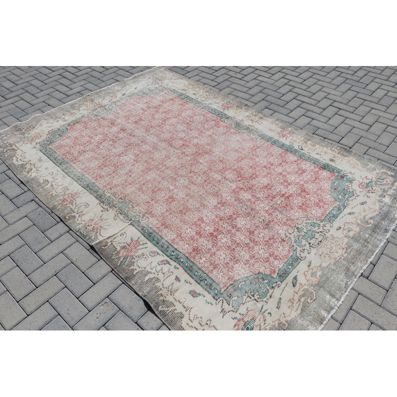 Tapis turc rétro fabriqué à la main avec une esthétique artisanale authentique, parfait pour ajouter une touche d'élégance traditionnelle à tout espace de vie