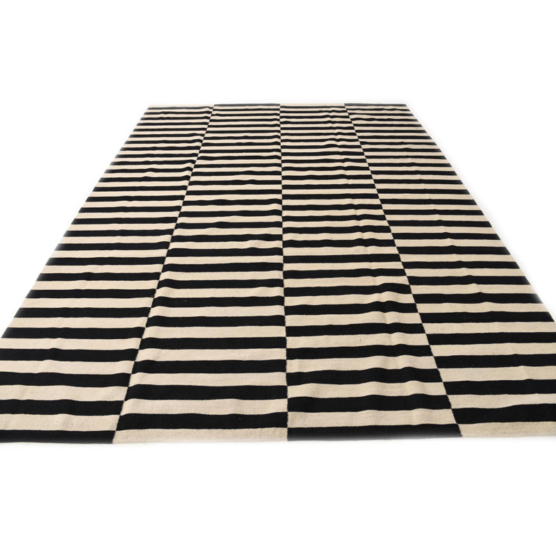 Tapis noir et blanc 8x11