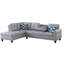 Canapé d'angle en L 3 pièces en similicuir gris, idéal pour des séances de cinéma et des jeux vidéo relaxantes. Siège central rabattable avec porte-gobelets, deux coussins décoratifs et rangement. Structure en bois massif et composite, profil bas.