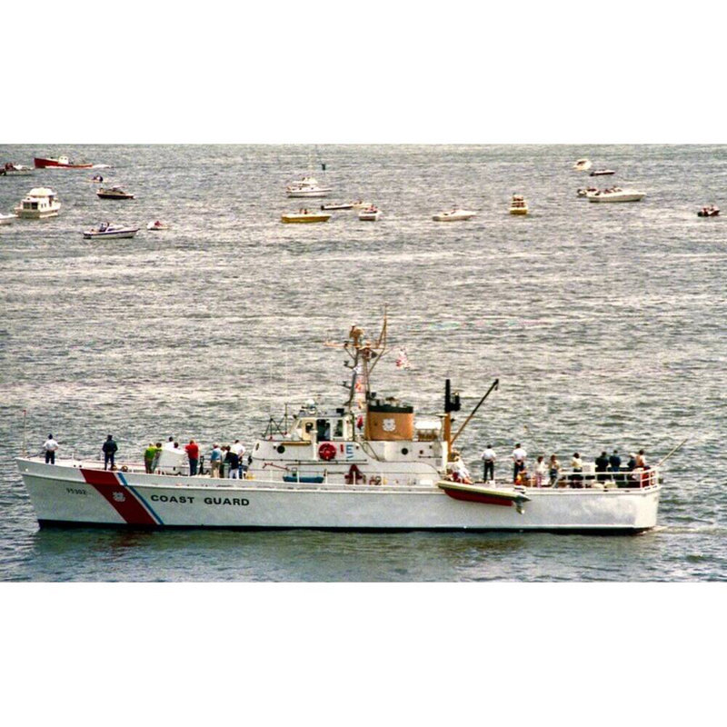 Maquette de bateau USCG Cape Hatteras (WB-95305), H 10 po x l 30 po x P 5 po
