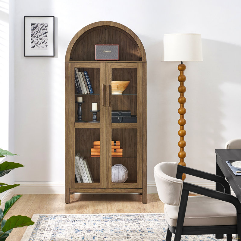 Une armoire de rangement arquée haute avec une lampe, une armoire de rangement en bois, Brun