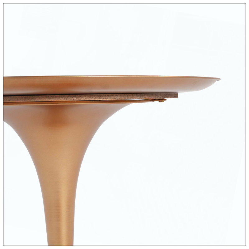 Petite table de bout ronde en métal, fabriquée à la main par des artisans qualifiés, présentant une excellente résistance à la corrosion