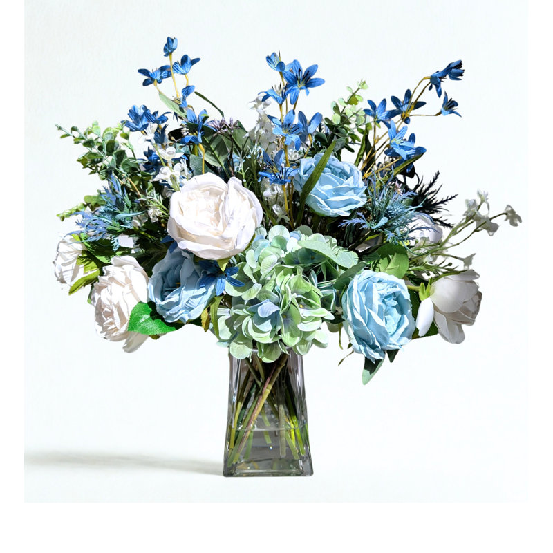 Arrangement mélangé de roses bleues et d'hortensias en soie dans un vase