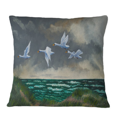 Coussin décoratif à motif de quatre oiseaux blancs qui volent sur une côte