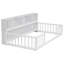 Lit simple avec unité de chevet, garde-corps et tablettes blanches dans la chambre à coucher, entrée-738975051-738975050