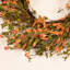Couronne de brindilles artificielles rustiques de 26 po avec mini fleurs orange et feuillage vert, couronne florale de début d'automne pour porte d'entrée