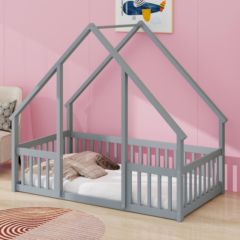 Structure de lit en forme de maison avec clôture et garde-corps, gris