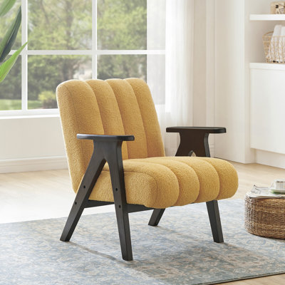 Chaise en bois avec accoudoirs et coussins de dossier jaune chaud