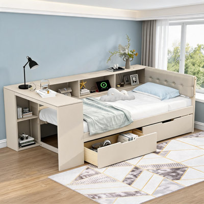 Structure de lit plateforme simple beige chaud pour la chambre à coucher résidentielle, fabrication en bois massif avec tablettes de rangement intégrées, tiroirs et station de charge intégrée