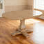 Table de salle à manger ovale extensible avec une surface spacieuse et un design polyvalent, pour les réceptions et les réunions de famille.-434094688