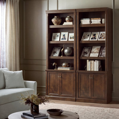 Bibliothèque Connie de style transitionnel, 198 cm (78 po) de hauteur, en bois massif, avec étagères ouvertes réglables et armoire de rangement.