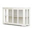 Armoire de rangement blanche avec porte vitrée. Construit pour la performance. 2 portes coulissantes et une tablette réglable pour une organisation efficace. Enduit. Fond antidérapant du plancher à l'armoire endommagée - fabriqué