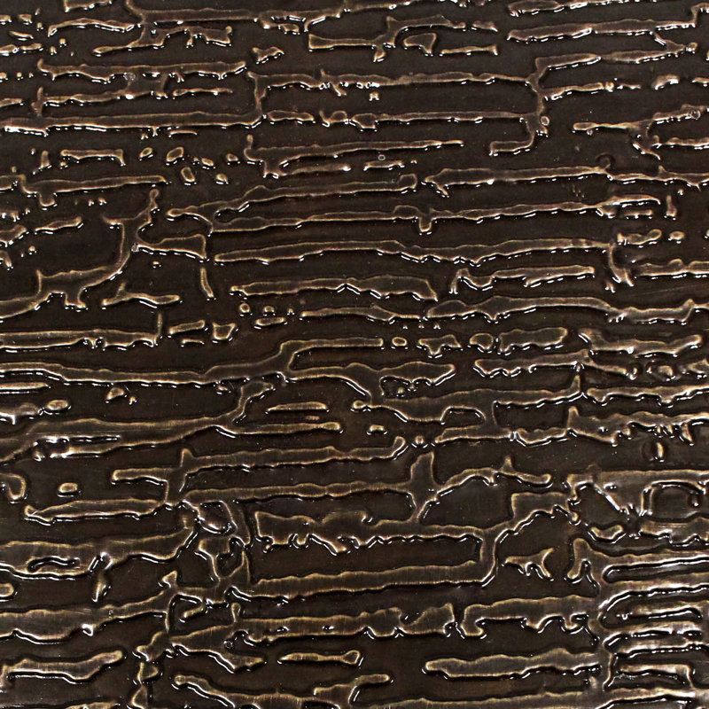 Table de bout Landon avec revêtement contemporain en laiton estampé sur bois massif