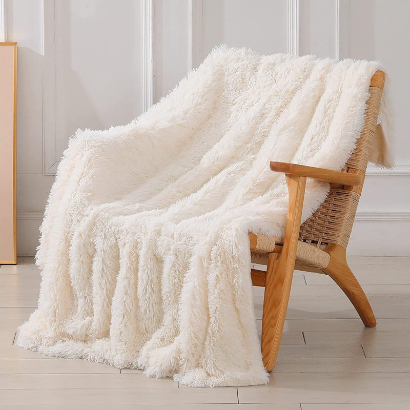 Jeté décoratif surdimensionné ultra doux et flou Kate Aurora Regal Luxe - l 50 po x L 70 po, Blanc