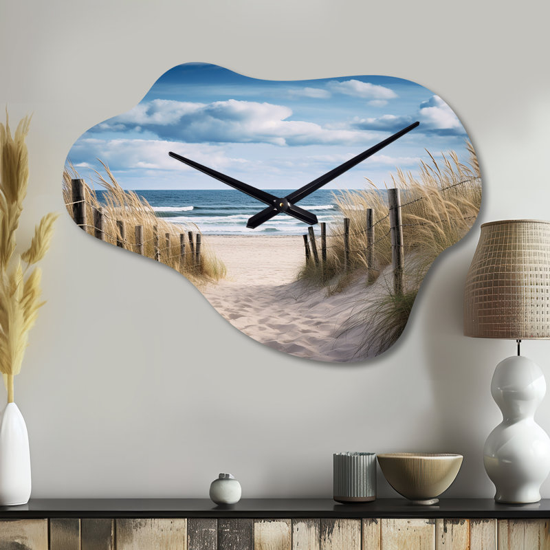 Tranquility Path To Dune Beach I - horloge murale en métal sable, horloge murale asymétrique beige, Petit